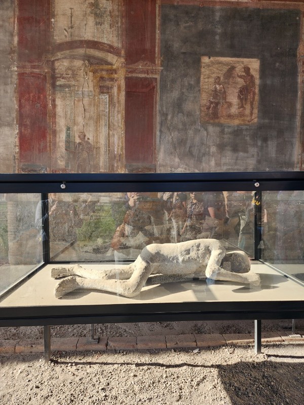 폼페이 상점 유적에 전시된 희생자 석고상.