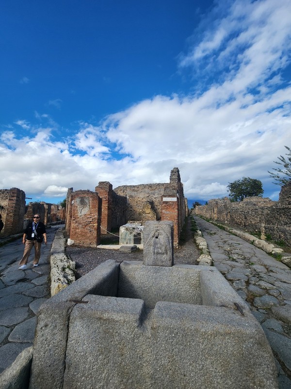 폼페이 도로에 설치된 급수대.