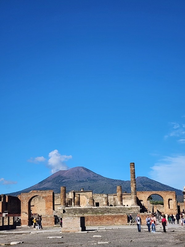 폼페이에서 바라본 베수비오산 전경.