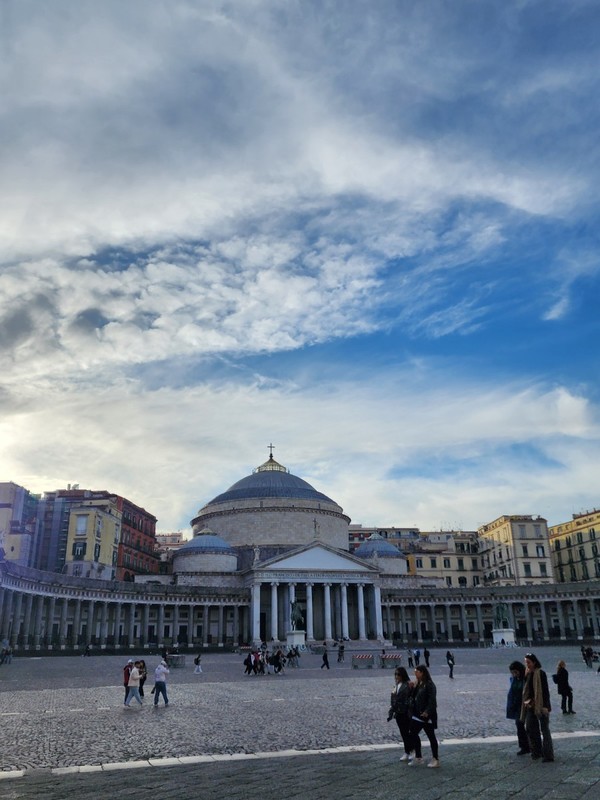 나폴리 산 카를로 광장.