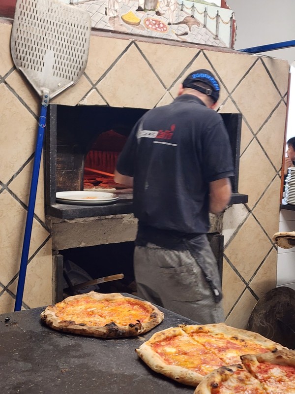 나폴리 화덕 피자.