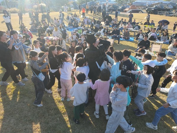 최승희 마술사가 지난 15일 경남 사천시 사천항공우주과학관 야외 무대에서 열린 '2025 사천항공영화제'에서 마술 공연을 선보이고 있다.