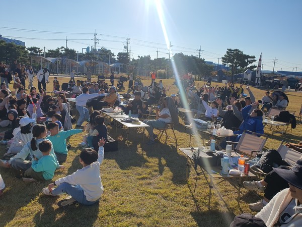 최승희 마술사가 지난 15일 경남 사천시 사천항공우주과학관 야외 무대에서 열린 '2025 사천항공영화제'에서 마술 공연을 선보이고 있다.