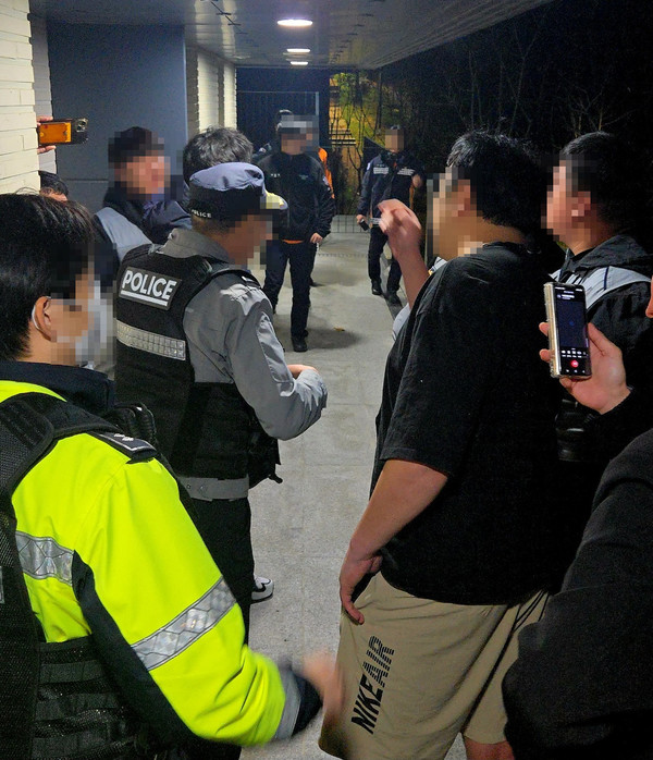 경찰과 소방대원이 출동해 용역 직원들과 대치하고 있다.