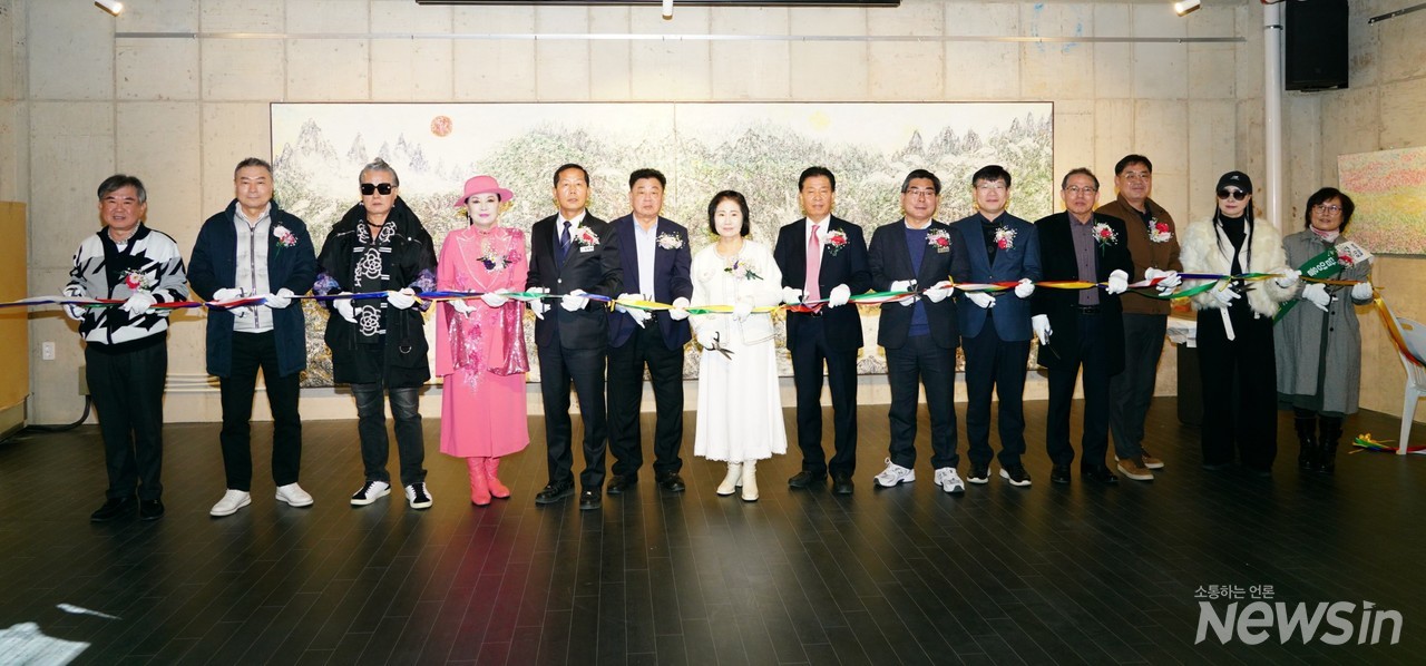 많은 분들이 지켜보는 가운데 전시회 시작을 알리는 테이프 커팅식을 진행하고 있다.(사진: 오병철기자)