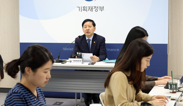 구윤철 경제부총리 겸 기획재정부 장관이 19일 세종시 정부세종청사에서 열린 출입기자 간담회에서 경제현안을 설명하고 있다. 2025.11.19.