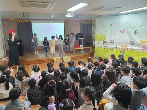 최승희 마술사가 지난 20일 창원시 의창구 고요숲속샘터유치원 '생태 환경지키기' 행사에서 마술쇼를 펼치고 있다.