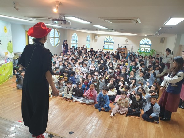 최승희 마술사가 지난 20일 창원시 의창구 고요숲속샘터유치원 '생태 환경지키기' 행사에서 마술쇼를 펼치고 있다.