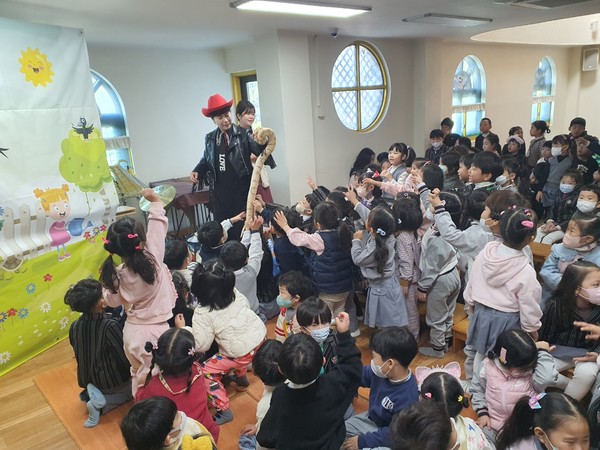 최승희 마술사가 지난 20일 창원시 의창구 고요숲속샘터유치원 '생태 환경지키기' 행사에서 마술쇼를 펼치고 있다.