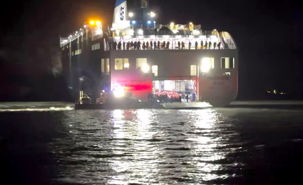 19일 오후 전남 신안군 장산면 족도에서 승객 260여명을 태운 여객선이 좌초했다. (사진=목포해양경찰서 제공).