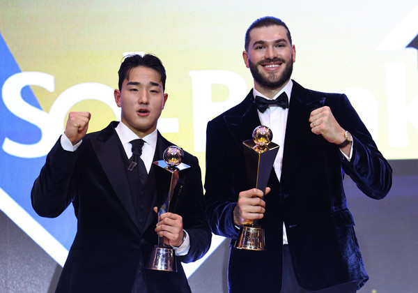 MVP를 차지한 한화 폰세(오른쪽)와 신인상을 차지한 kt 안현민이 24일 서울 송파구 롯데호텔 월드에서 열린 '2025 KBO 리그 시상식'에서 기념촬영하고 있다. 2025.11.24.