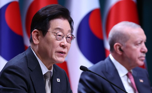 튀르키예를 국빈 방문 중인 이재명 대통령이 24일(현지 시간) 앙카라 대통령궁에서 레젭 타입 에르도안 튀르키예 대통령과 공동언론발표를 하고 있다. 2025.11.25.