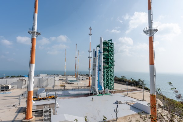 25일 전남 고흥 나로우주센터에서 누리호 4차 발사를 위한 기립 작업이 진행되고 있다. (사진=한국항공우주연구원 제공) 2025.11.25.