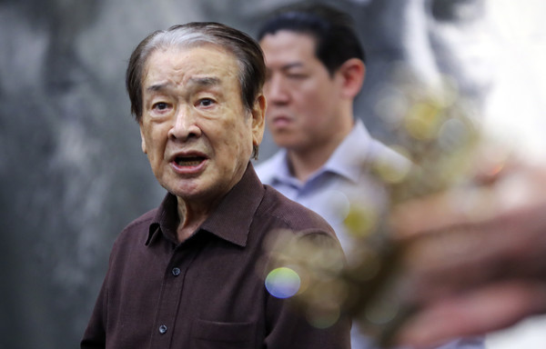 리어왕 역의 배우 이순재가 10일 서울 SNU 장학빌딩 베리타스홀에서 열린 연극 리어왕 연습실 공개 행사에서 장면시연을 하고 있다. 2023.05.10.